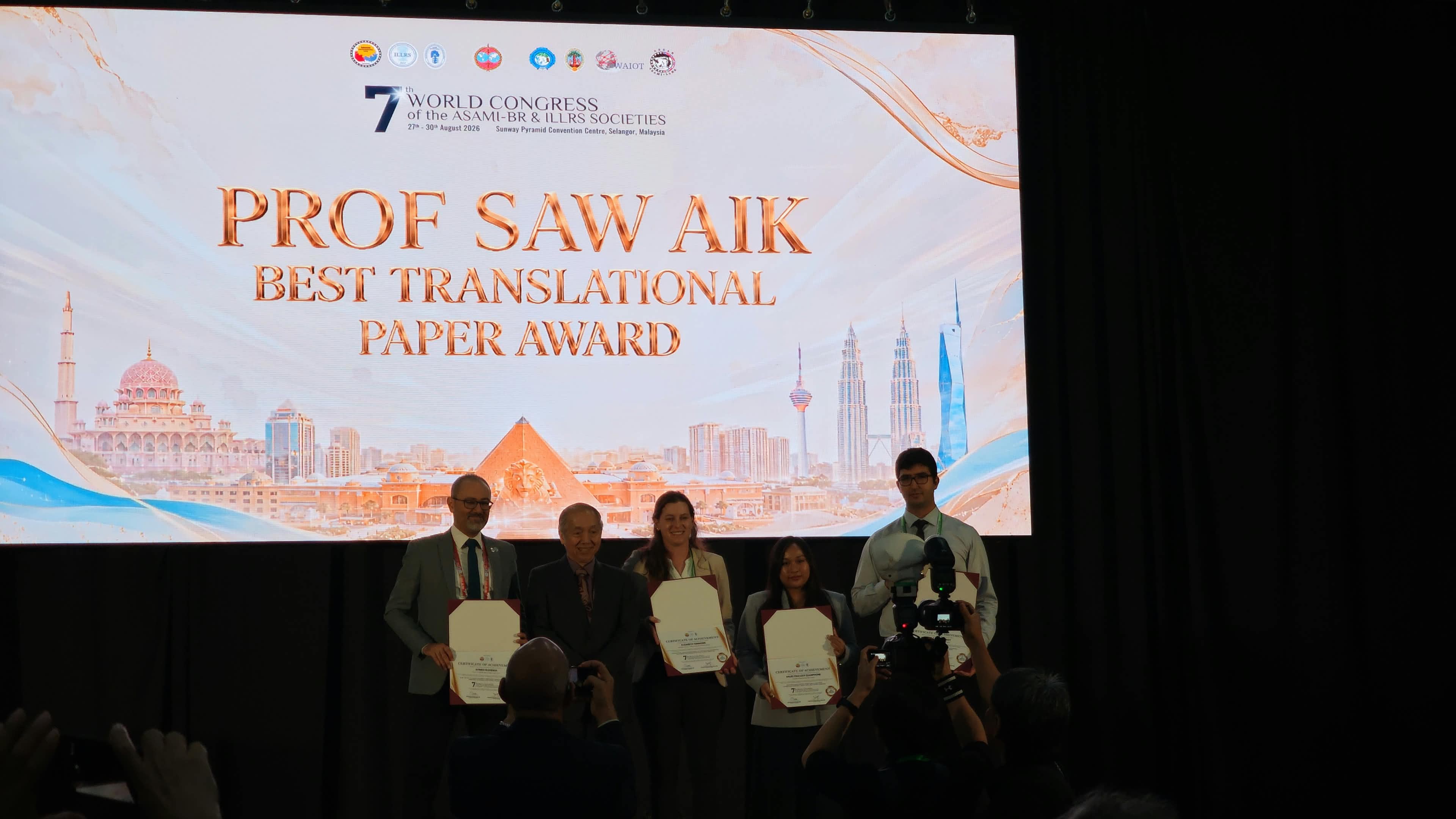 Award ceremony on the main congress stage with Prof. Saw Aik and honored surgeons